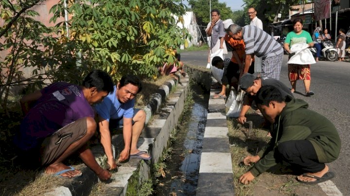 Teks foto: Kerja bakti serentak/ist