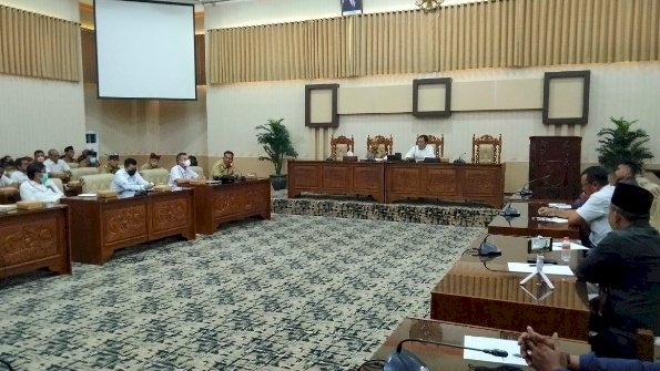 Caption: Hearing di DPRD Banyuwangi menyoal persoalan banjir Kalibaru yang dipimpin Wakil Ketua Ruliyono/RMOLJatim