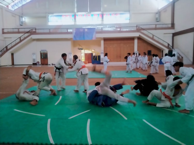 Atlet Ju-jitsu Jatim saat latihan fisik di GOR Gelora Hasta Brata Adi Buana Surabaya/RMOLJatim 