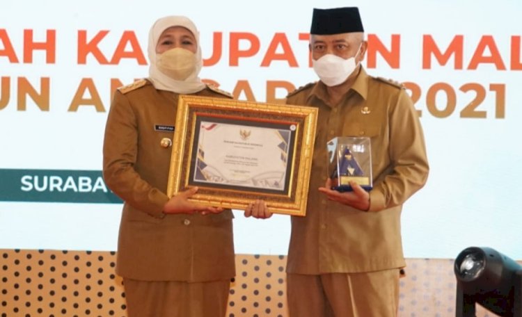 Bupati Malang, H.M Sanusi saat terima Plakat WTP dari Gubernur Jawa Timur, Hj. Khofifah Indarparawansa/Ist