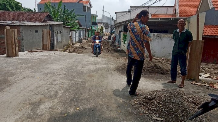 Teks foto: Proyek pembangunan jembatan dan pavingisasi di kawasan Dukuh Bulu Lontar/RMOLJatim