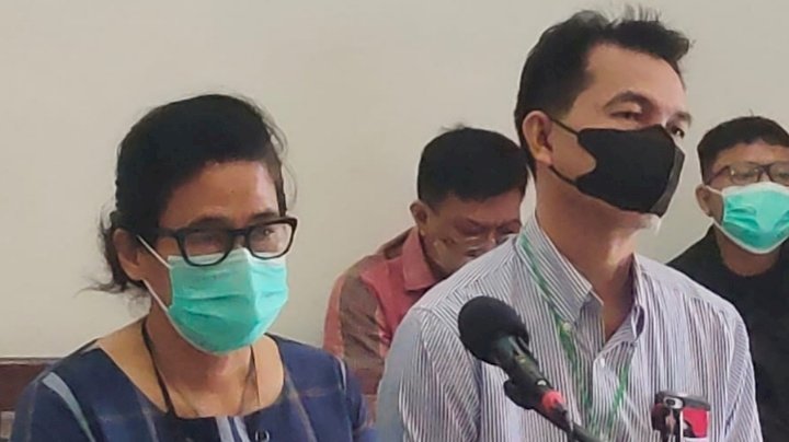 Terdakwa Feni Talim dan terdakwa Edhi Susanto saat sidang di PN Surabaya/RMOLJatim