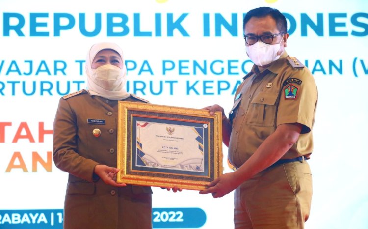 Wakil Wali Kota Malang Sofyan Edi Jarwoko saat terima Plakat WTP dari Gubernur Jawa Timur, Khofifah Indar Parawansa/Is
