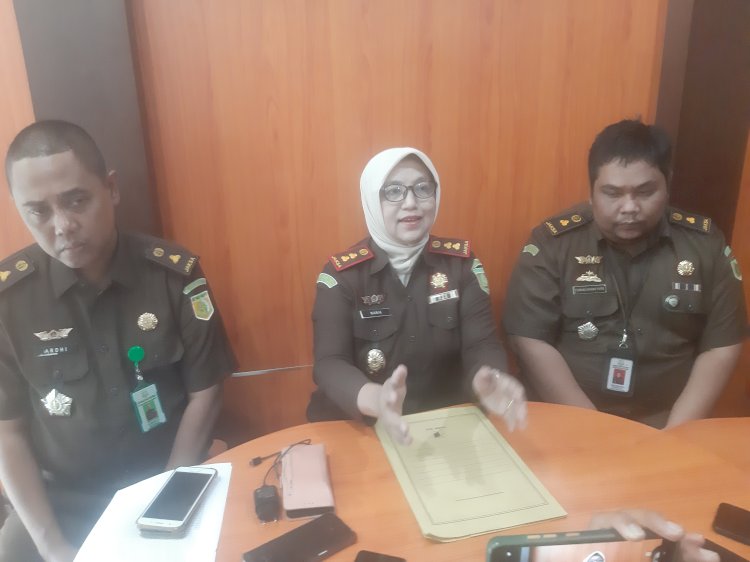 Kajari Madiun Nanik Kushartanti (tengah) saat mengumumkan penetapan tersangka korupsi penyaluran pupuk bersubsidi/RMOLJatim