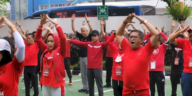 Gubernur Jawa Tengah, Ganjar Pranowo (kaos hitam) bersama kader PDIP di Sekolah Partai PDIP Lenteng Agung, Jakarta Selatan/Ist