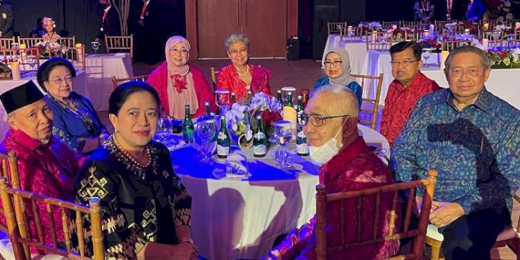 Megawati Soekarnoputri dan SBY (sama-sama kemeja warna biru) duduk satu meja saat transit menuju jamuan makan malam G20/Ist