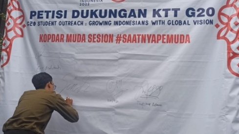 Caption : Kopdar Muda Sesion bertema Growing Indonesians With Global Vision bersama 50 mahasiswa. 