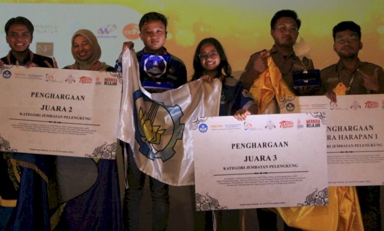Tim Instict ITS saat menerima penghargaan di Kompetisi Jembatan Indonesia (KJI) XVII/Ist