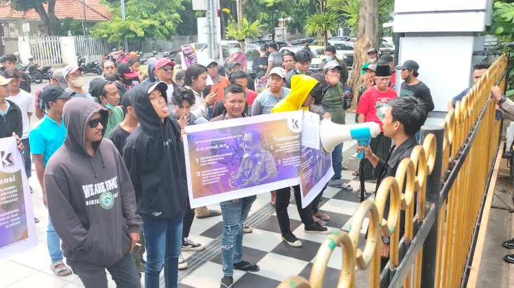 Kompi Jawa Timur demo balai kota Surabaya/RMOLJatim