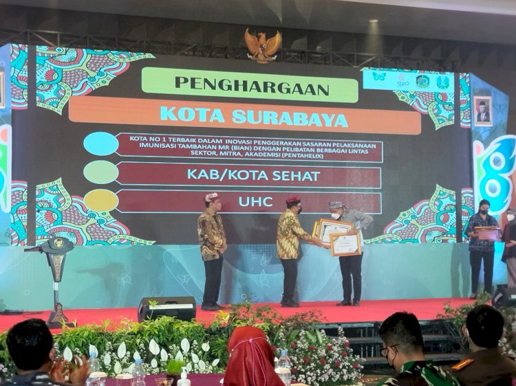Sekretaris Daerah Pemprov Jatim Adhy Karyono menyerahkan penghargaan kepada Wali Kota Surabaya Eri Cahyadi/ist