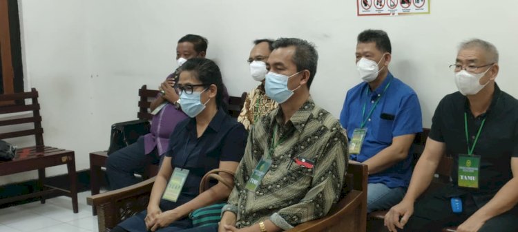 Terdakwa Feni Talim dan terdakwa Edhi Susanto saat sidang di PN Surabaya/RMOLJatim