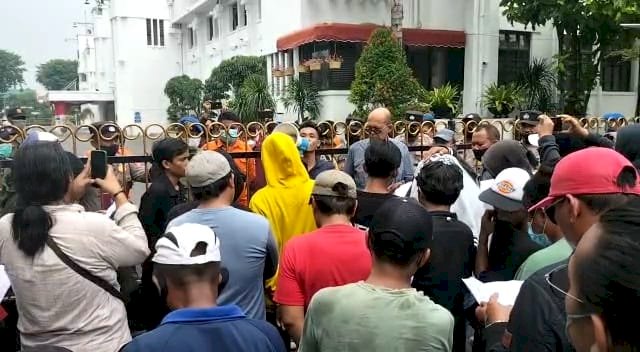 Kompi Jatim menggelar unjuk rasa di Balai Kota Surabaya/RMOLJatim