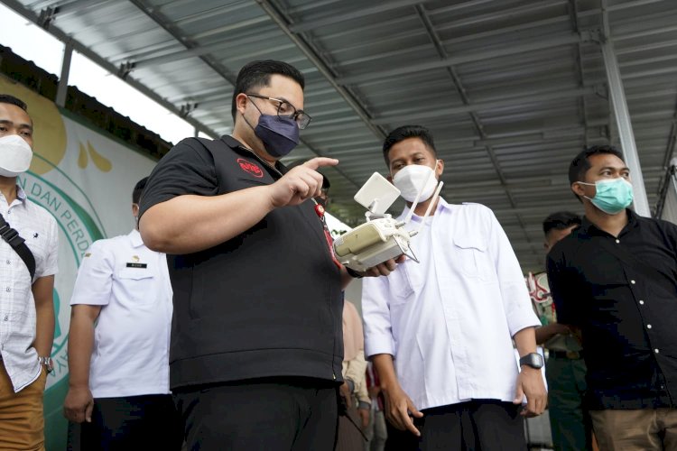 Bupati Kediri Hanindhito Himawan Pramana saat melihat drone/RMOLJatim