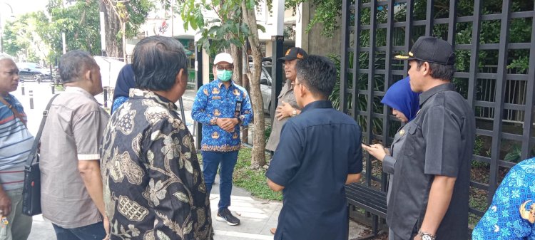 Komisi C DPRD Jombang saat sidak trotoar Jalan Wahid Hasyim/RMOLJatim