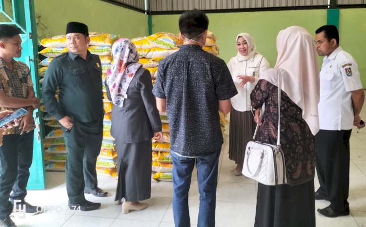 Komisi IV DPRD  Tuban saat sidak gudang penyedia beras Bantuan Pangan Non Tunai Daerah/RMOLJatim
