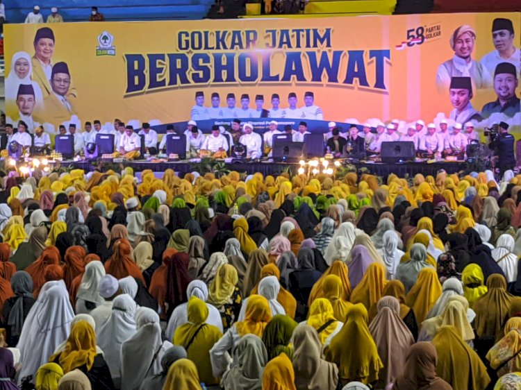 ribuan warga memadati gedung WEP Gresik dalam acara Golkar Jatim Bersholawat