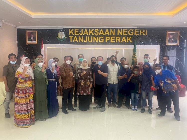 Wakil Ketua Komisi A DPRD Surabaya, Camelia Habiba (tengah) bersama para korban tragedi Kenpark saat mendatangi Kejari Tanjung Perak/Ist