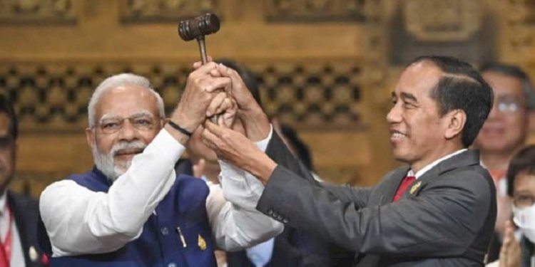 Perdana Menteri India Narendra Modi menerima palu estafet Presidensi G20 dari Presiden Joko Widodo setelah KTT G20 di Nusa Dua, Bali pada Rabu, 16 November 2022/Net