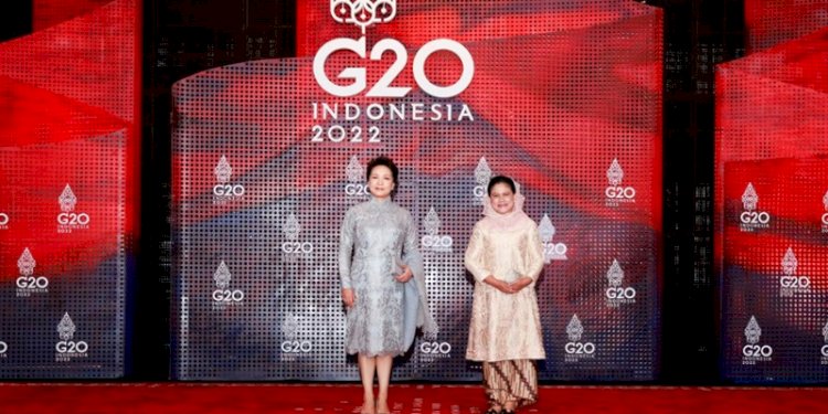 Ibu Negara China, Peng Liyuan, bertemu dengan Ibu Negara Indonesia Iriana Joko Widodo di Bali, Indonesia, 16 November 2022/Net