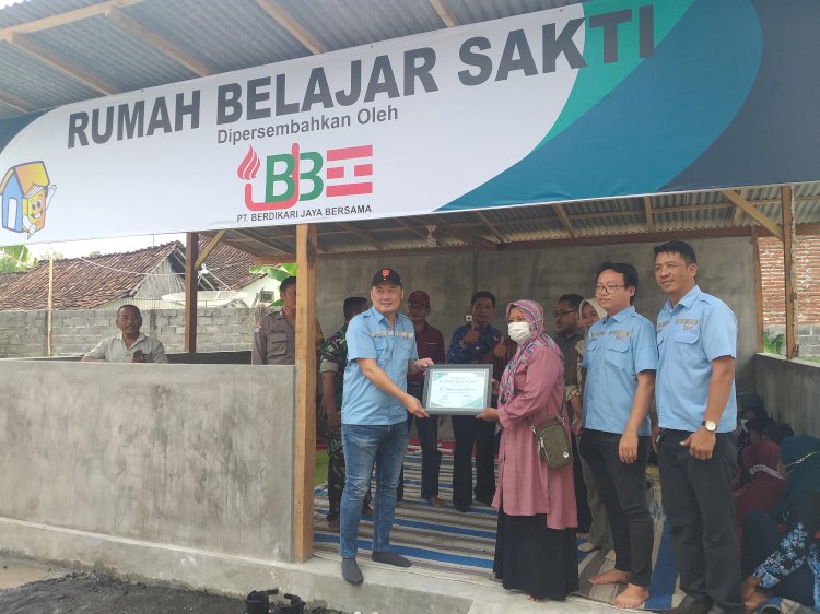 Direktur PT BJB, Juwe Santoso dan warga Sumbertaman saat meresmikan Rumah Belajar Sakti/Ist