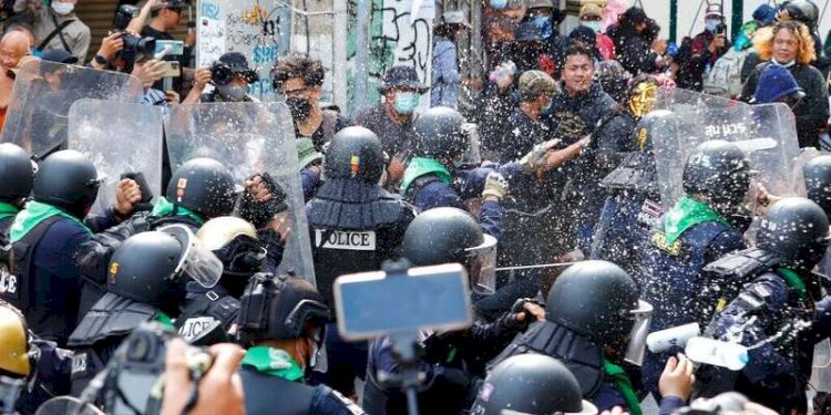  Betrokan polisi Thailand dan ratusan pengunjuk rasa di dekat penyelenggaraan KTT APEC 2022/Net