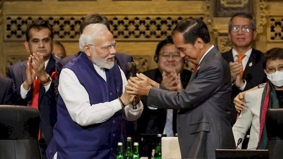 Presiden Jokowi saat serahkan presidensi G20 tahun depan ke PM India Narendra Modi/Ist