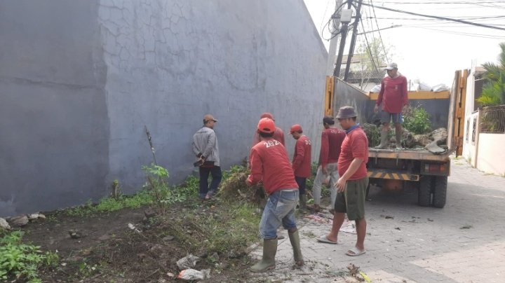 Teks foto: Petugas DLH mengangkut sampah dari hasil kerja bakti “Surabaya Bergerak”/ist