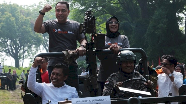 Teks foto: Wali Kota Eri bersama Ketua TP PKK Rini Indriyani menaiki Jeep Willys/ist