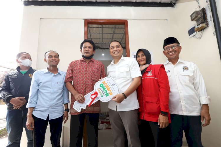 Wali Kota Eri Cahyadi menyerahkan kunci rumah kepada penerimaan manfaat program Dandan Omah atau Rutilahu di Kecamatan Tandes/ist