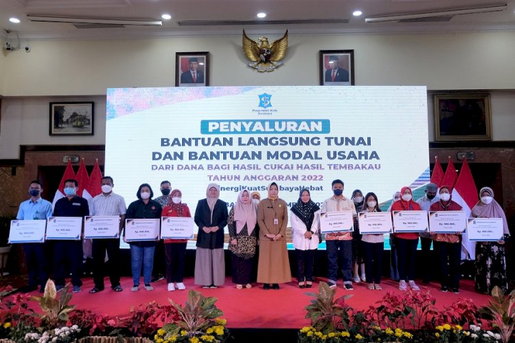 Pemkot Surabaya menyalurkan BLT dan bantuan modal usaha dari DBHCHT Tahun 2022 kepada masyarakat/RMOLJatim