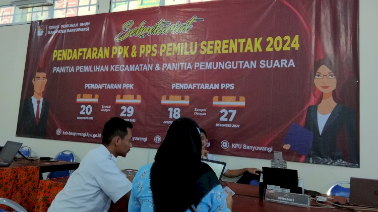 Operator KPU Banyuwangi membantu calon pendaftar badan ad hoc PPK/RMOLJatim