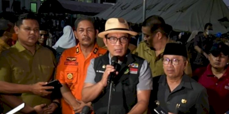 Gubernur Jabar Ridwan Kamil saat meninjau korban gempa di Cianjur/Ist