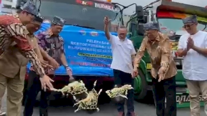 Caption: Mendag Zulhas saat melepas ekspor produk ikan sarden CV Pasific Harvest di Muncar Banyuwangi/RMOLJatim