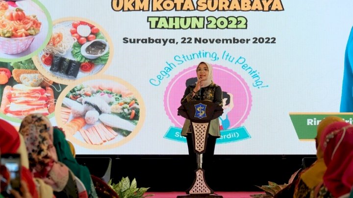 Teks foto: Rini Indriyani membuka kegiatan pembinaan pengolahan permakanan dan kudapan bergizi bagi Balita Stunting bersama UMKM Kota Surabaya/ist