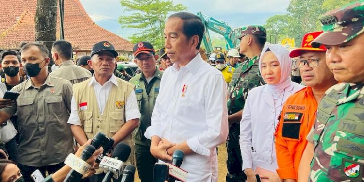 Presiden Jokowi saat meninjau lokasi gempa bumi di Kabupaten Cianjur, Jawa Barat/Ist