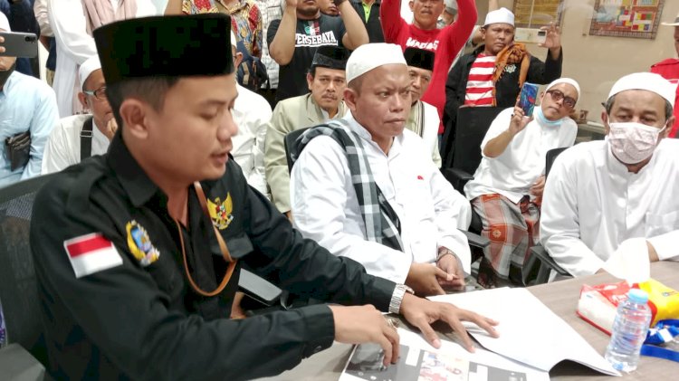 Ormas dan Ulama Madura saat mengadukan Budi Dalton atas penistaan agama di Mapolda Jatim/Ist