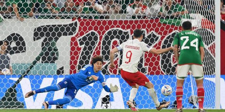 Robert Lewandowski gagal mengekskusi penalti saat Polandia menghadapi Meksiko di laga pertama Grup C Piala Dunia 2022/Net