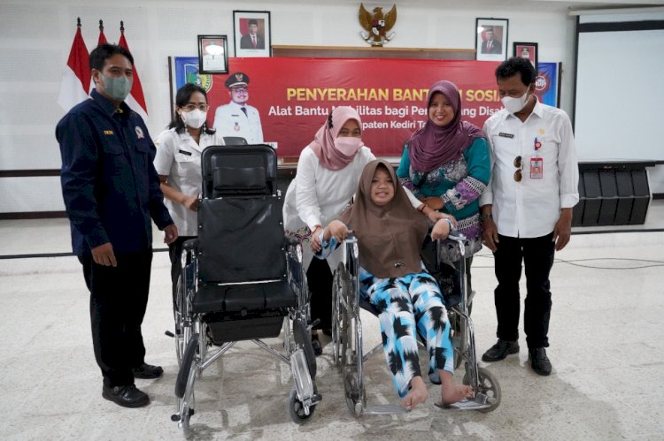 Dinas sosial kabupaten Kediri beri bantuan ABM pada disabilitas 