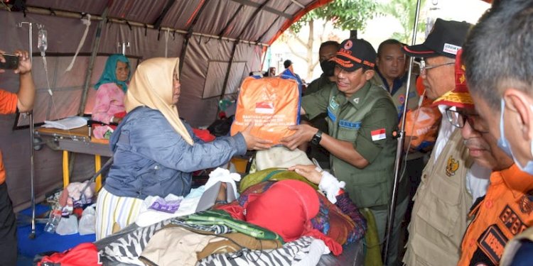 Kepala BNPB Letjen Suharyanto saat bertemu pengungsi korban gempa Cianjur/Net