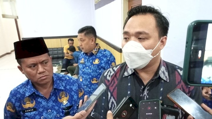 Septa Adi Wibawa (kanan) dan Ahmad saat temui awak media/RMOLJatim