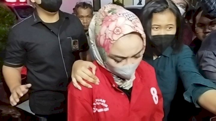 Medina Zein saat tiba di Kejari Tanjung Perak untuk menjalani pelimpahan tahap II, Rabu 26 Oktober 2022/RMOLJatim