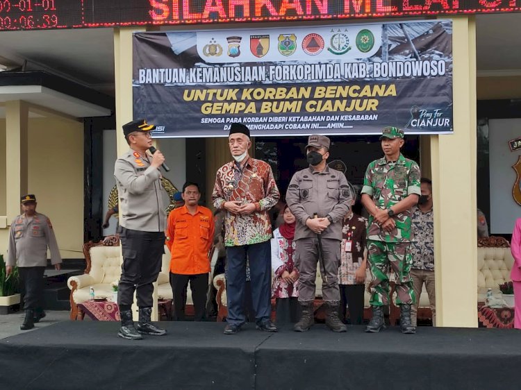 Kapolres Beserta Bupati Bondowoso distribusikan bantuan untuk korban gempa Cianjur/RMOLJartim