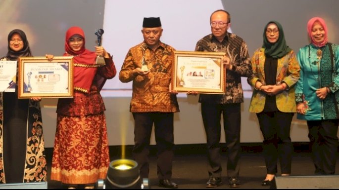 Bupati Malang,. Sanusi,  (Tengah memakai peci hitam) saat menerima penghargaan/Ist