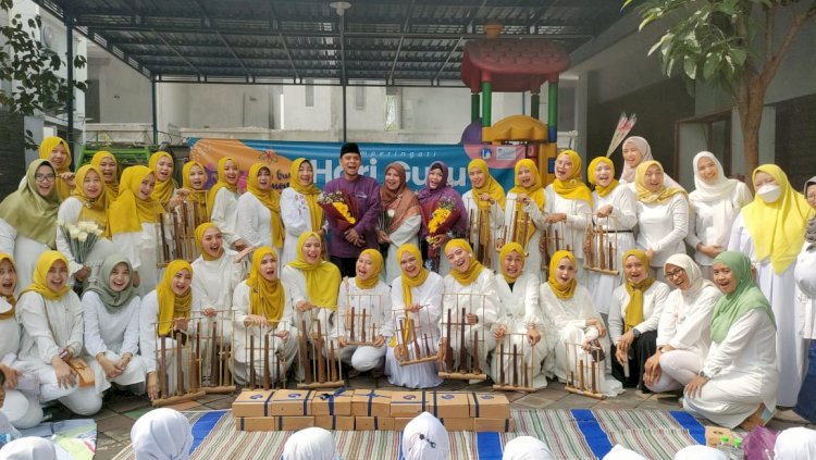 Para orang tua siswa TK Al Azhar Sidoarjo memainkan angklung untuk memperingati hari guru/ist