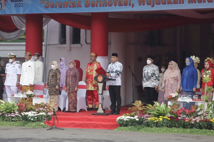 Wali Kota Eri memimpin upacara Peringatan Hari Guru Nasional, sekaligus perayaan HUT PGRI ke - 77 di Halaman Balai Kota Surabaya/ist