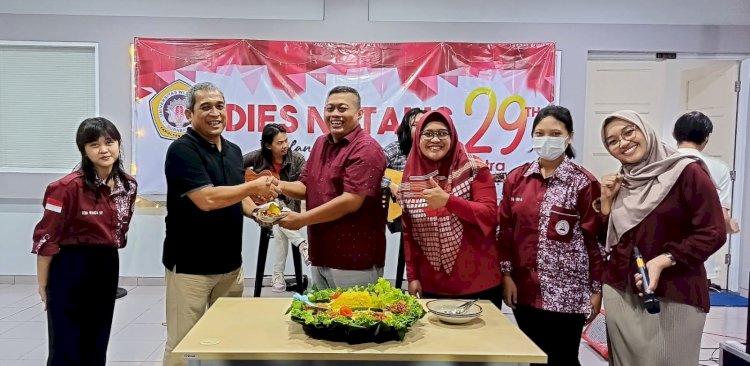 Dekan FH UWP Dr. Andy Usmina Wijaya menyerahkan potongan tumpeng ke Rektor UWP Dr.Budi Endarto/RMOLJatim