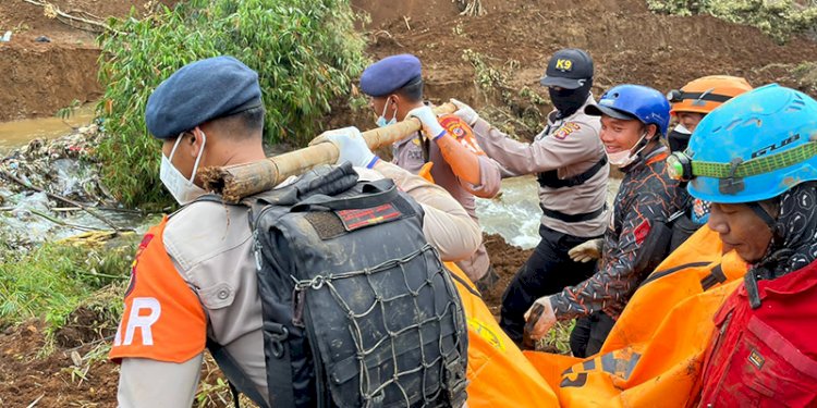 Polri bersama Basarnas mengevakuasi lima jenazah tertimbun longsor akibat gempa di Desa Cijedil, Cugenang, Cianjur, Jawa Barat/Ist