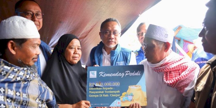Zulkifli Hasan saat salurkan bantuan secara simbolik ke pengungsi terdampak gempa Cianjur/RMOL