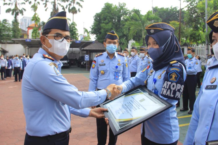  Kakanwil Kemenkumham Jatim, Zaeroji Beri Penghargaan Kepada 12 Pegawai Berprestasi dan Berintegritas/Ist 