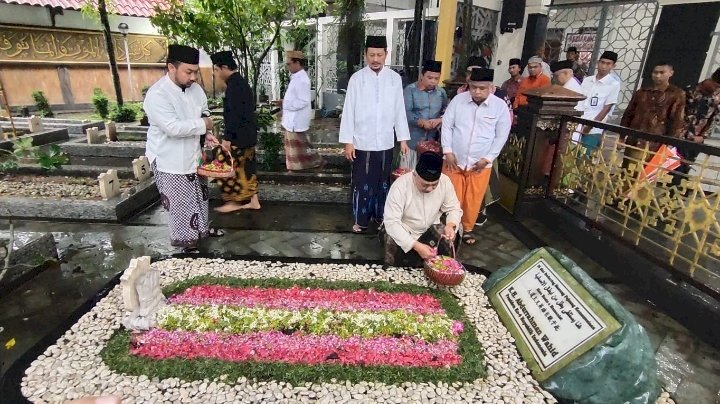 Poto - PKS saat berkunjung ke ponpes Tebuireng dan berziarah